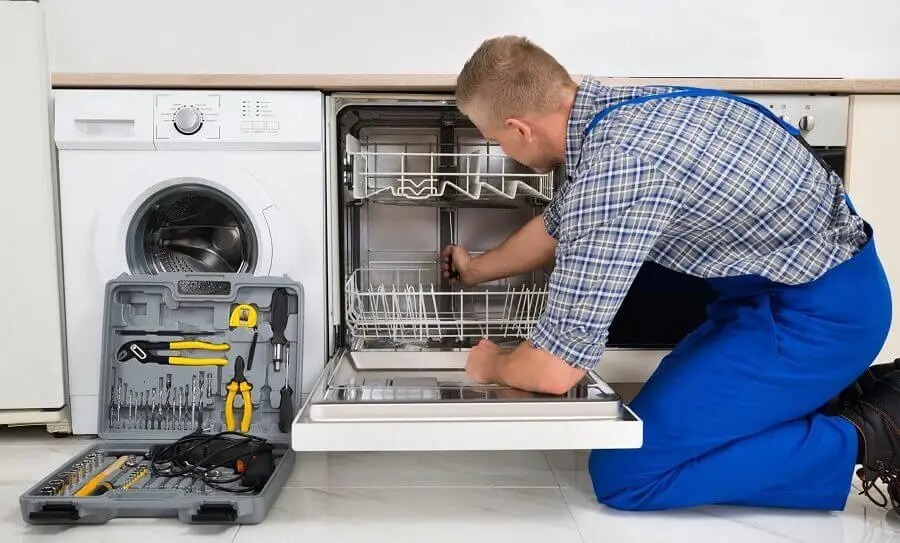 Polatlı Vaillant servisi teknisyen ekibi beyaz eşya tamiri yaparken